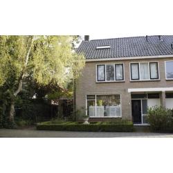 Prima gelegen zeer ruime 2-onder-1 kap met ruim perceel